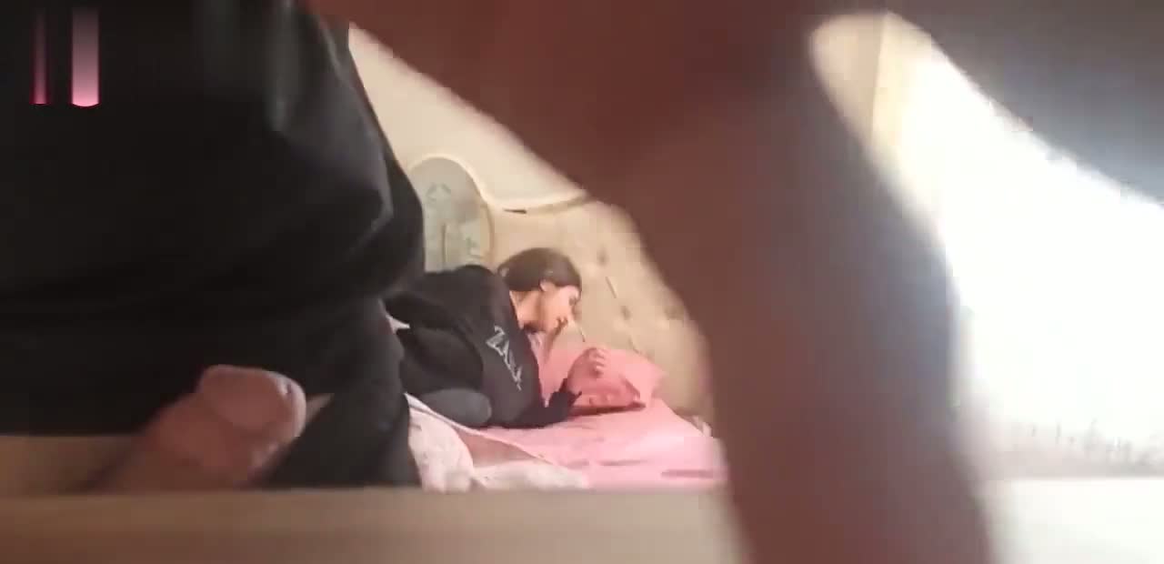 Öğle arası eve kaçan üniversiteli çift hızlıca sikişiyor